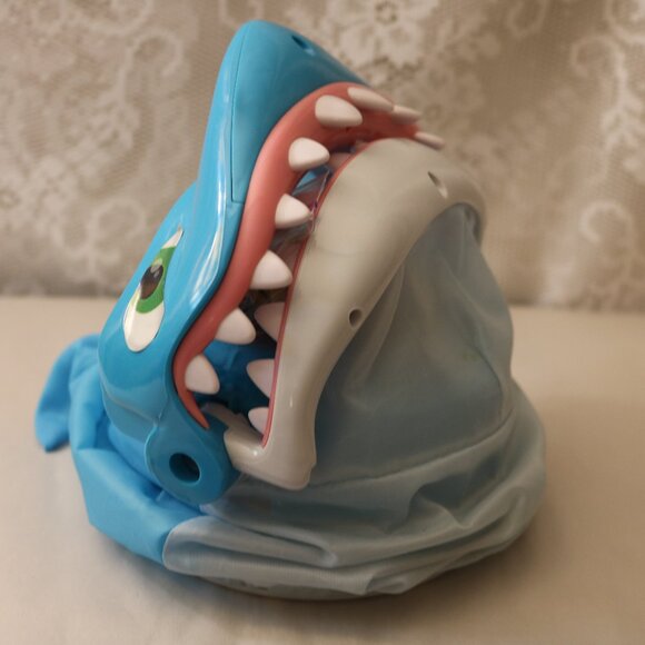 The Sharkbite Game has the pieces and the shark no instructions and no box - Picture 1 of 5